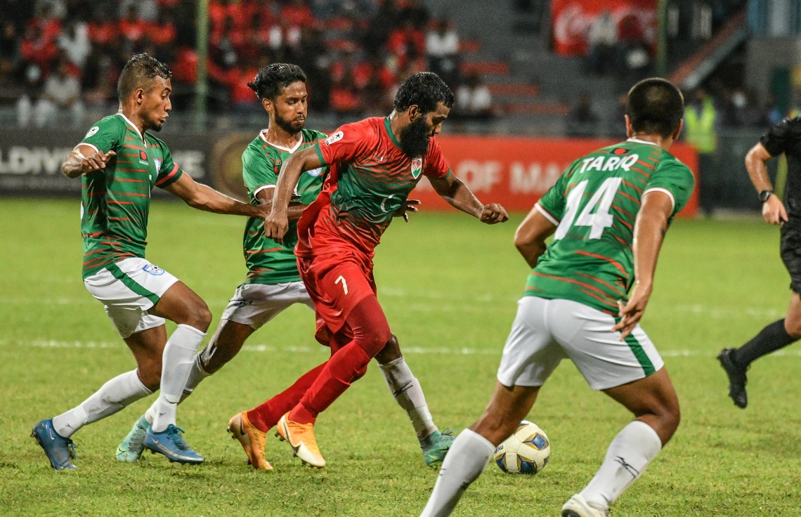 މާލެ- އޮކްޓޯބަރ 8، 2021: އުރީދޫ ސާފް ޗެމްޕިއަންޝިޕްގައި މިރޭ ރާއްޖެ އާއި ބަންގްލަދޭޝް ކުޅުނު މެޗުގެ ތެރެއިން، މޮޅު ކުޅުމެއް ދައްކައި ރާއްޖެ އިން ވަނީ މިރޭ ބަންގްލަދޭޝްގެ މައްޗަށް 2-0 ގެ ނަތީޖާއަކުން މޮޅުވެ މުބާރާތުގައި ކުރިއަށް ދިއުމަށް އުއްމީދު އާކޮށްފައި--. ފޮޓޯ: ނިޝާން އަލީ - މިހާރު