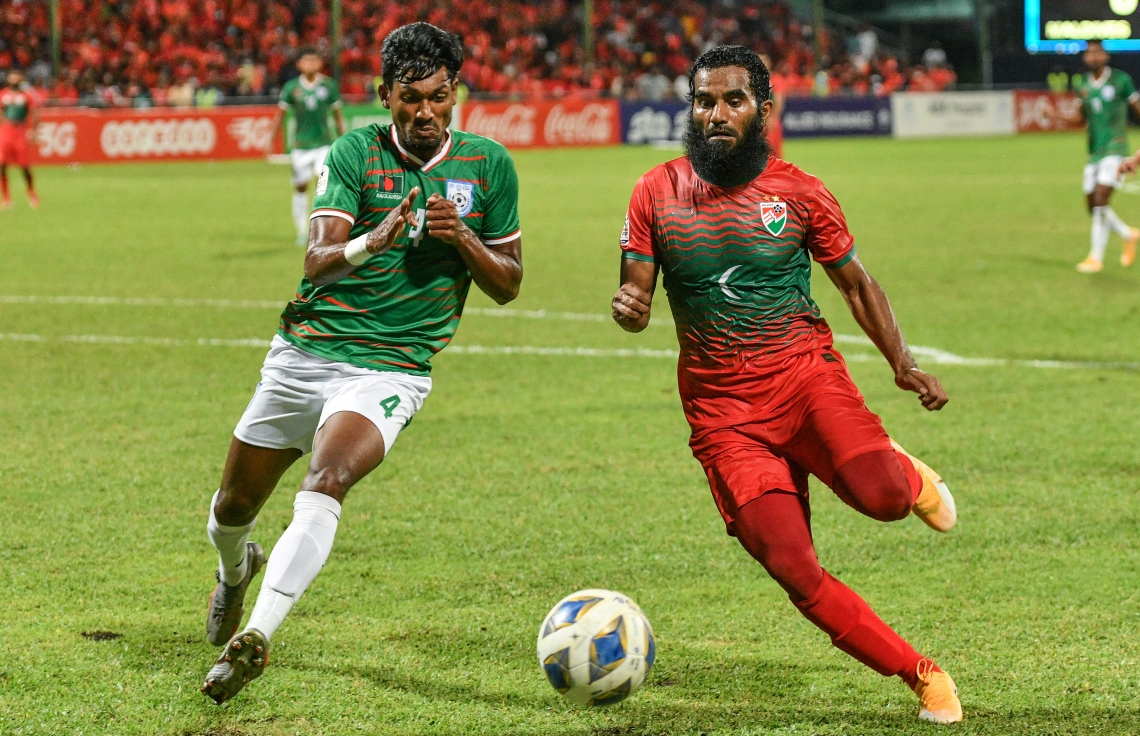 މާލެ- އޮކްޓޯބަރ 8، 2021: އުރީދޫ ސާފް ޗެމްޕިއަންޝިޕްގައި މިރޭ ރާއްޖެ އާއި ބަންގްލަދޭޝް ކުޅުނު މެޗުގެ ތެރެއިން، މޮޅު ކުޅުމެއް ދައްކައި ރާއްޖެ އިން ވަނީ މިރޭ ބަންގްލަދޭޝްގެ މައްޗަށް 2-0 ގެ ނަތީޖާއަކުން މޮޅުވެ މުބާރާތުގައި ކުރިއަށް ދިއުމަށް އުއްމީދު އާކޮށްފައި--. ފޮޓޯ:  ނިޝާން އަލީ - މިހާރު