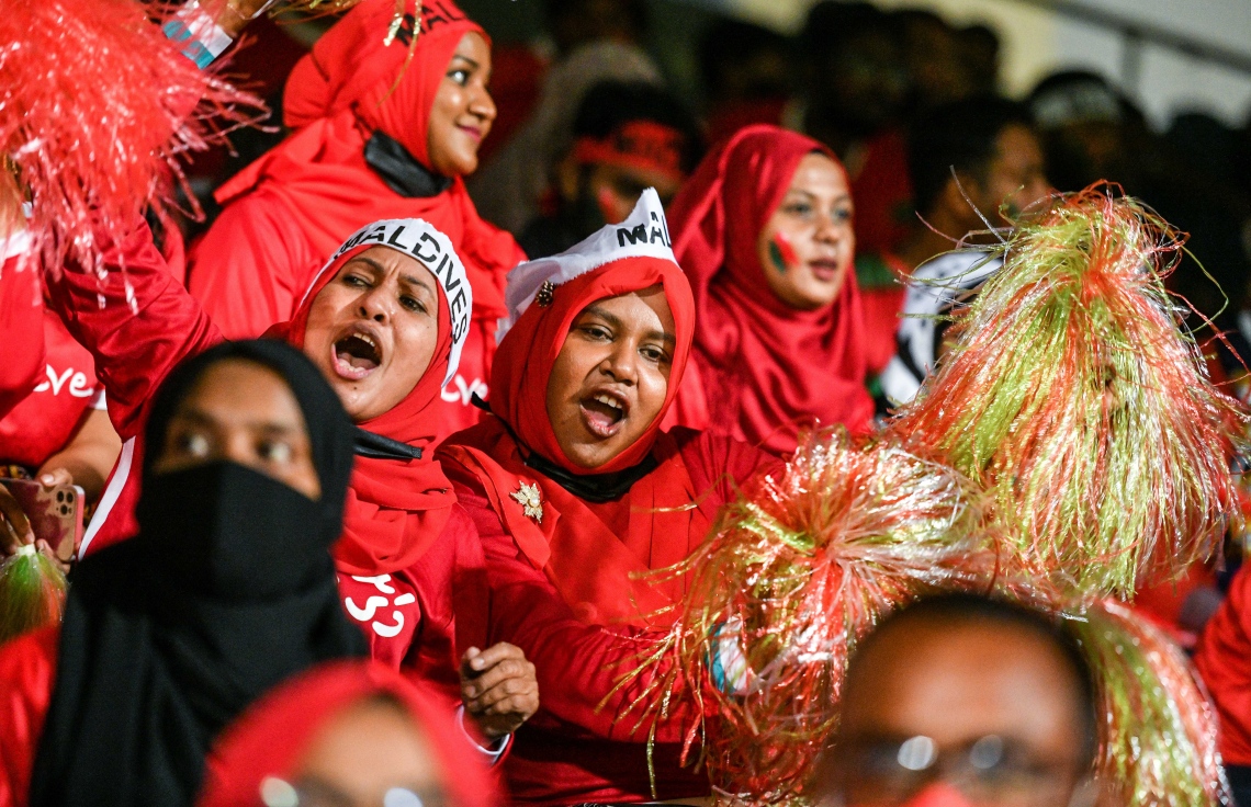 މާލެ- އޮކްޓޯބަރ 8، 2021: އުރީދޫ ސާފް ޗެމްޕިއަންޝިޕްގައި މިރޭ ރާއްޖެ އާއި ބަންގްލަދޭޝް ކުޅުނު މެޗުގެ ތެރެއިން، މޮޅު ކުޅުމެއް ދައްކައި ރާއްޖެ އިން ވަނީ މިރޭ ބަންގްލަދޭޝްގެ މައްޗަށް 2-0 ގެ ނަތީޖާއަކުން މޮޅުވެ މުބާރާތުގައި ކުރިއަށް ދިއުމަށް އުއްމީދު އާކޮށްފައި--. ފޮޓޯ: ނިޝާން އަލީ - މިހާރު