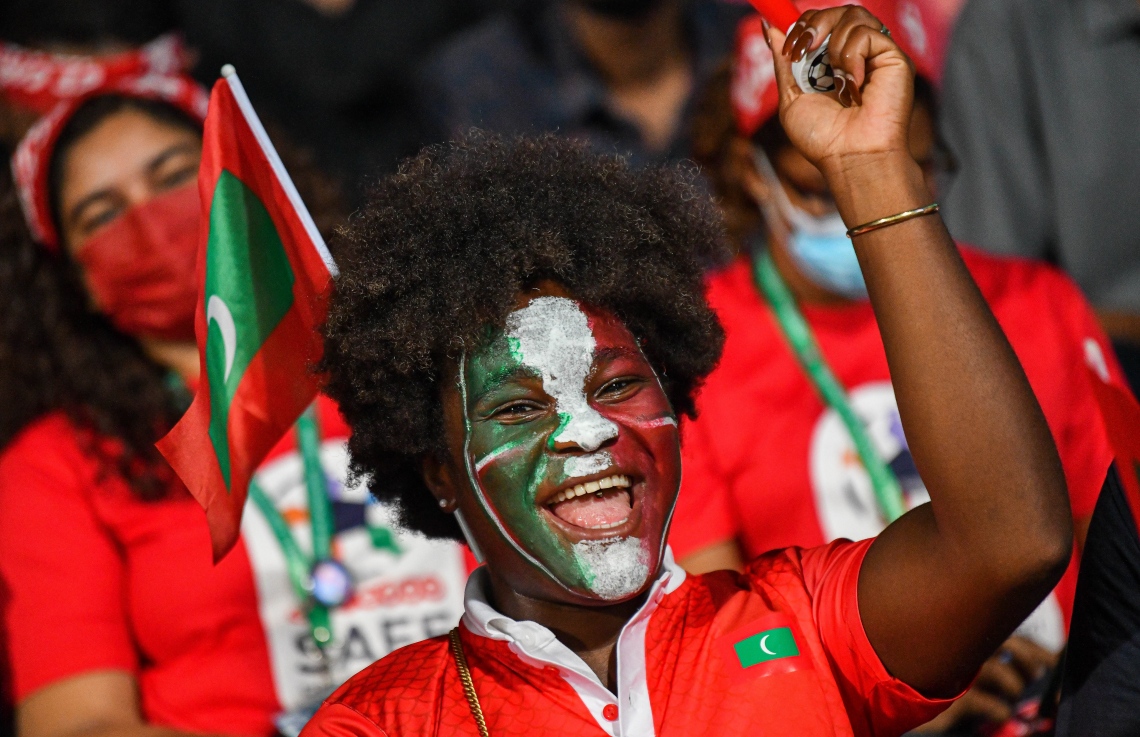 މާލެ- އޮކްޓޯބަރ 8، 2021: އުރީދޫ ސާފް ޗެމްޕިއަންޝިޕްގައި މިރޭ ރާއްޖެ އާއި ބަންގްލަދޭޝް ކުޅުނު މެޗުގެ ތެރެއިން، މޮޅު ކުޅުމެއް ދައްކައި ރާއްޖެ އިން ވަނީ މިރޭ ބަންގްލަދޭޝްގެ މައްޗަށް 2-0 ގެ ނަތީޖާއަކުން މޮޅުވެ މުބާރާތުގައި ކުރިއަށް ދިއުމަށް އުއްމީދު އާކޮށްފައި--. ފޮޓޯ: ފަޔާޒް މޫސާ - މިހާރު