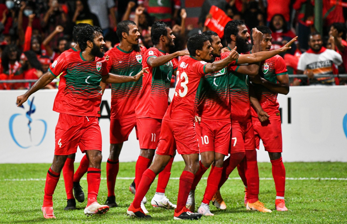 މާލެ- އޮކްޓޯބަރ 8، 2021: އުރީދޫ ސާފް ޗެމްޕިއަންޝިޕްގައި މިރޭ ރާއްޖެ އާއި ބަންގްލަދޭޝް ކުޅުނު މެޗުގެ ތެރެއިން، މޮޅު ކުޅުމެއް ދައްކައި ރާއްޖެ އިން ވަނީ މިރޭ ބަންގްލަދޭޝްގެ މައްޗަށް 2-0 ގެ ނަތީޖާއަކުން މޮޅުވެ މުބާރާތުގައި ކުރިއަށް ދިއުމަށް އުއްމީދު އާކޮށްފައި--. ފޮޓޯ: ފަޔާޒް މޫސާ - މިހާރު