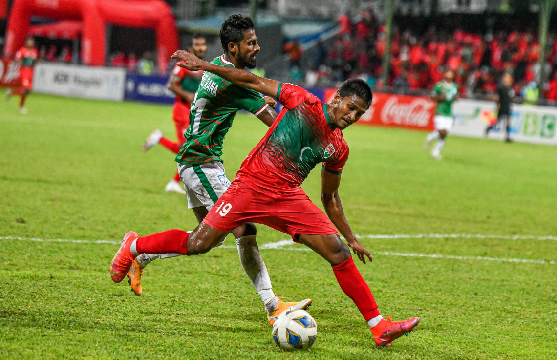 މާލެ- އޮކްޓޯބަރ 8، 2021: އުރީދޫ ސާފް ޗެމްޕިއަންޝިޕްގައި މިރޭ ރާއްޖެ އާއި ބަންގްލަދޭޝް ކުޅުނު މެޗުގެ ތެރެއިން، މޮޅު ކުޅުމެއް ދައްކައި ރާއްޖެ އިން ވަނީ މިރޭ ބަންގްލަދޭޝްގެ މައްޗަށް 2-0 ގެ ނަތީޖާއަކުން މޮޅުވެ މުބާރާތުގައި ކުރިއަށް ދިއުމަށް އުއްމީދު އާކޮށްފައި--. ފޮޓޯ: ފަޔާޒް މޫސާ /  މިހާރު