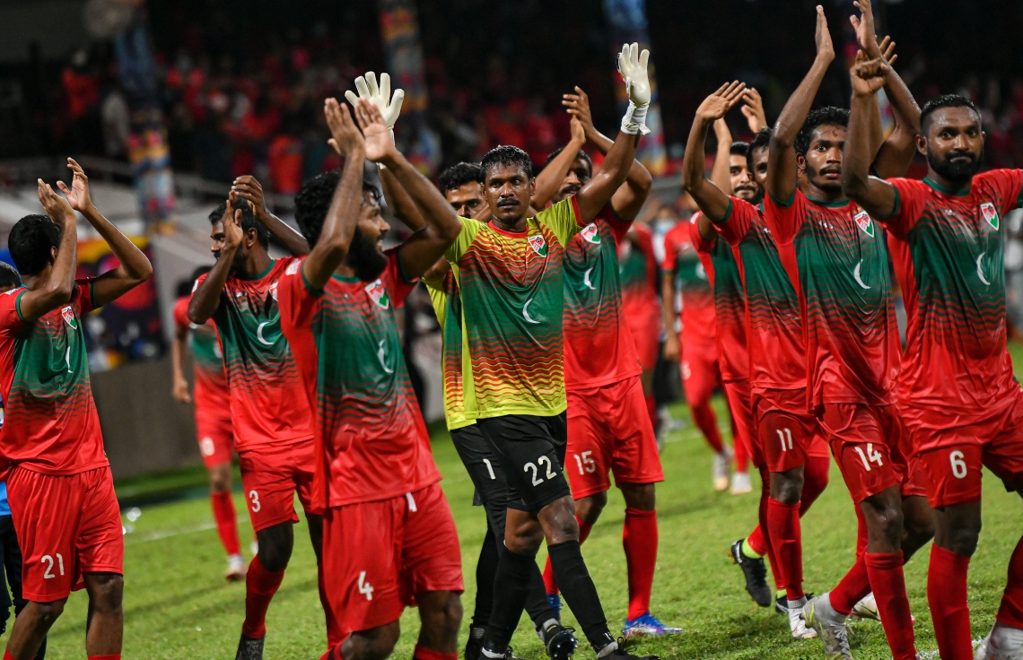 މާލެ- އޮކްޓޯބަރ 8، 2021: އުރީދޫ ސާފް ޗެމްޕިއަންޝިޕްގައި މިރޭ ރާއްޖެ އާއި ބަންގްލަދޭޝް ކުޅުނު މެޗުގެ ތެރެއިން، މޮޅު ކުޅުމެއް ދައްކައި ރާއްޖެ އިން ވަނީ މިރޭ ބަންގްލަދޭޝްގެ މައްޗަށް 2-0 ގެ ނަތީޖާއަކުން މޮޅުވެ މުބާރާތުގައި ކުރިއަށް ދިއުމަށް އުއްމީދު އާކޮށްފައި--. ފޮޓޯ: ފަޔާޒް މޫސާ މިހާރު