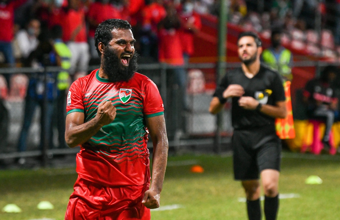 މާލެ- އޮކްޓޯބަރ 8، 2021: އުރީދޫ ސާފް ޗެމްޕިއަންޝިޕްގައި މިރޭ ރާއްޖެ އާއި ބަންގްލަދޭޝް ކުޅުނު މެޗުގެ ތެރެއިން، މޮޅު ކުޅުމެއް ދައްކައި ރާއްޖެ އިން ވަނީ މިރޭ ބަންގްލަދޭޝްގެ މައްޗަށް 2-0 ގެ ނަތީޖާއަކުން މޮޅުވެ މުބާރާތުގައި ކުރިއަށް ދިއުމަށް އުއްމީދު އާކޮށްފައި--. ފޮޓޯ: ފަޔާޒް މޫސާ - މިހާރު