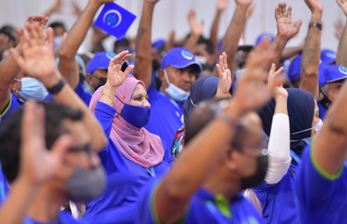 އެމްއެންޕީގެ އިންތިހާބުގައި މިއަދު ބަޔަކު ވޯޓަށް އަތް އުފުލައިގެން.---ފޮޓޯ: ނިޝާން އަލީ/މިހާރު