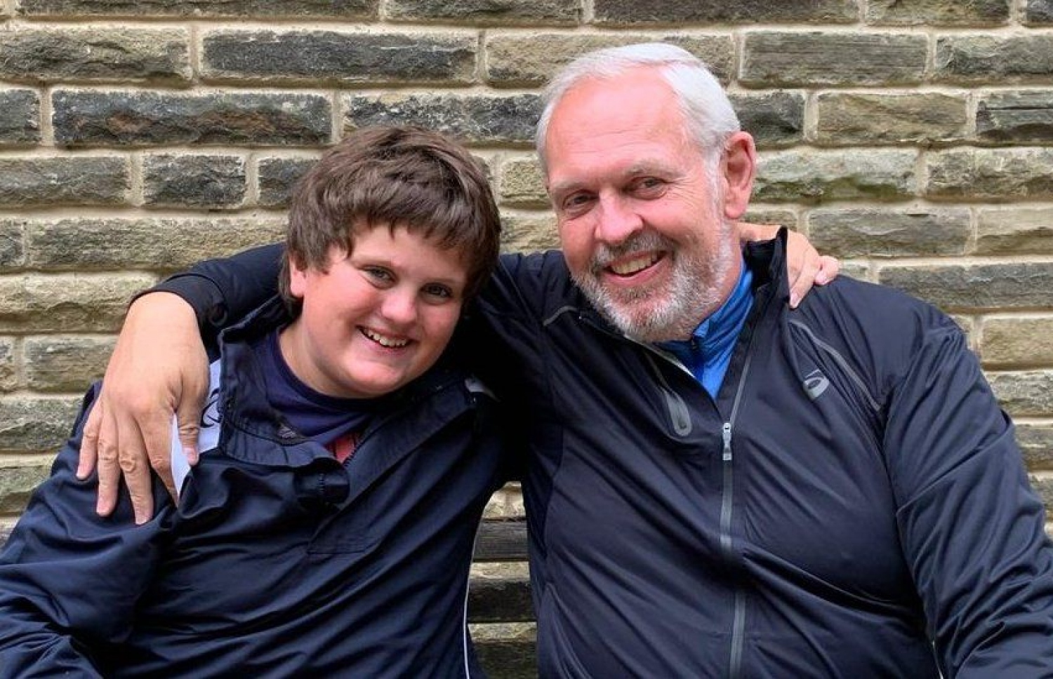 ބައްޕައާ އެކު ހެންރީ.