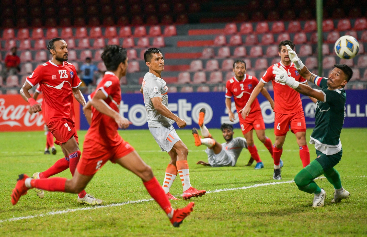 ރޭގެ މެޗުގައި އިންޑިއާގެ ޓީމުގެ ފޯވާޑް ޗެތުރީ ނޭޕާލްގެ ގޯލަށް ބޯޅައެއް ފޮނުވައިލަނީ.---ފޮޓޯ: ފަޔާޒް މޫސާ