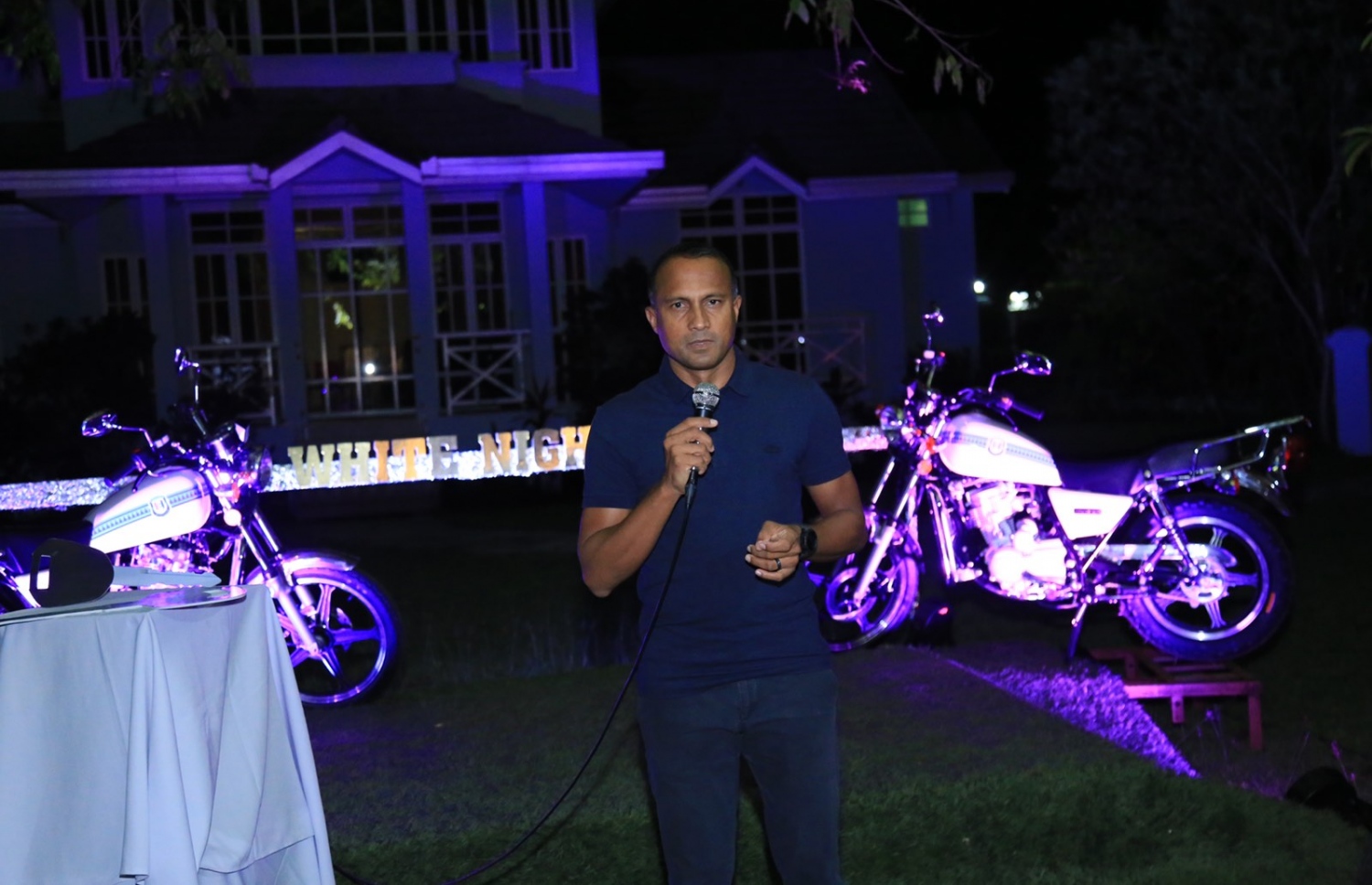 އައްޑޫގައި އުޅޭ ފުލުހުންގެ ބޭނުންތަކަށް ލިޓަސް އިން ހަ ސައިކަލެއް ހަދިޔާކުރަން ބޭއްވި ރަސްމިއްޔާތުގައި ސީޕީ ހަމީދު ވާހަކަ ދައްކަވަނީ.