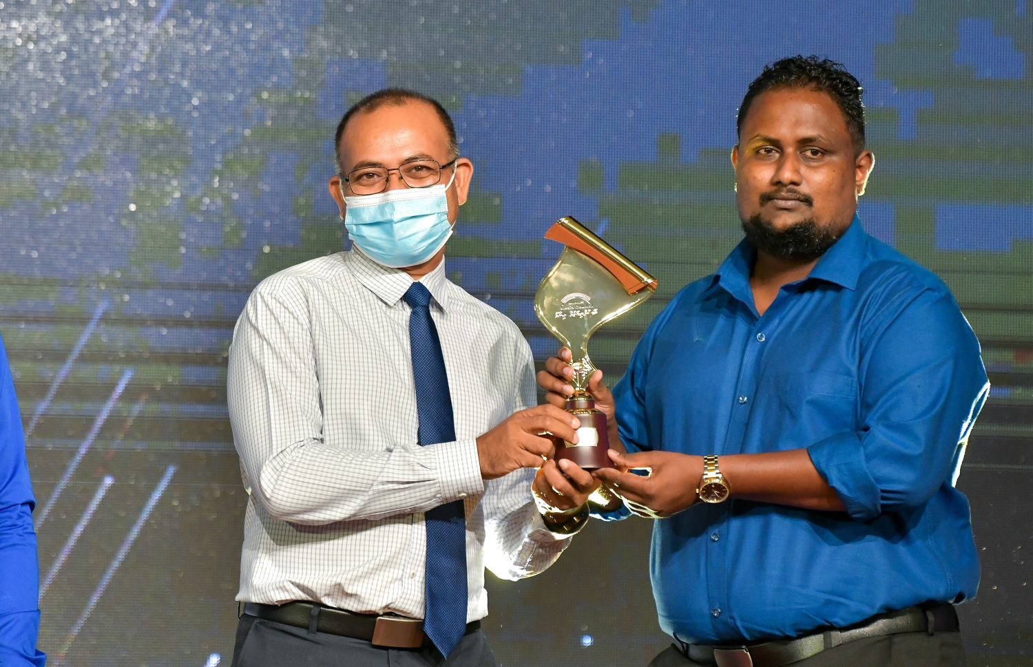 ކުޅިވަރު ދާއިރާއިން އެވޯޑު ލިބުނު ހަމްދޫނަށް، އެމްޑަބްލިއުއެސްސީގެ މެނޭޖިން ޑިރެކްޓަރު ޝާހު އެވޯޑު ހަވާލުކޮށްދެއްވަނީ.-- ފޮޓޯ: ފަޔާޒު މޫސާ/ މިހާރު