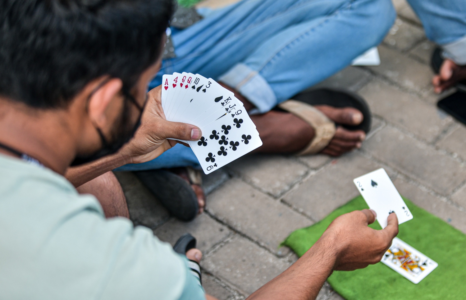 ޓިކެޓް ކިޔުގައި ބައެއް މީހުން ތާސް ކުޅެނީ --- ފޮޓޯ: ނިޝާން އަލީ | މިހާރު