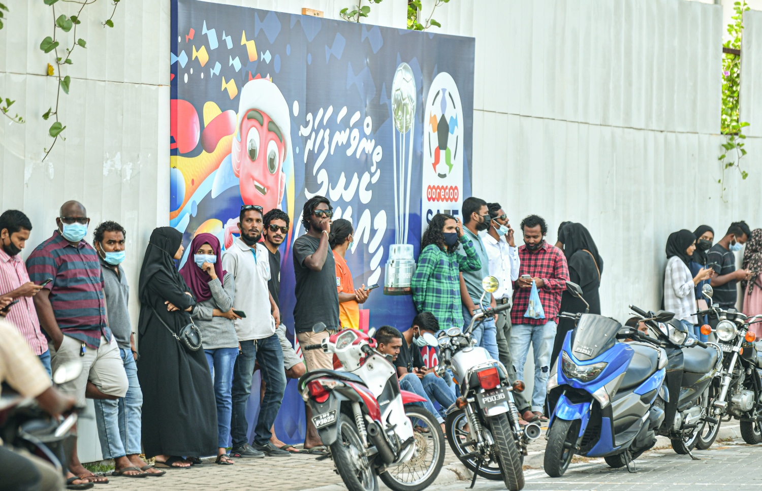 ޓިކެޓް ކޔުގައި ބަެއް މީހުން މަޑުކޮށްލައިގެން --- ފޮޓޯ: ނިޝާން އަލީ | މިހާރު