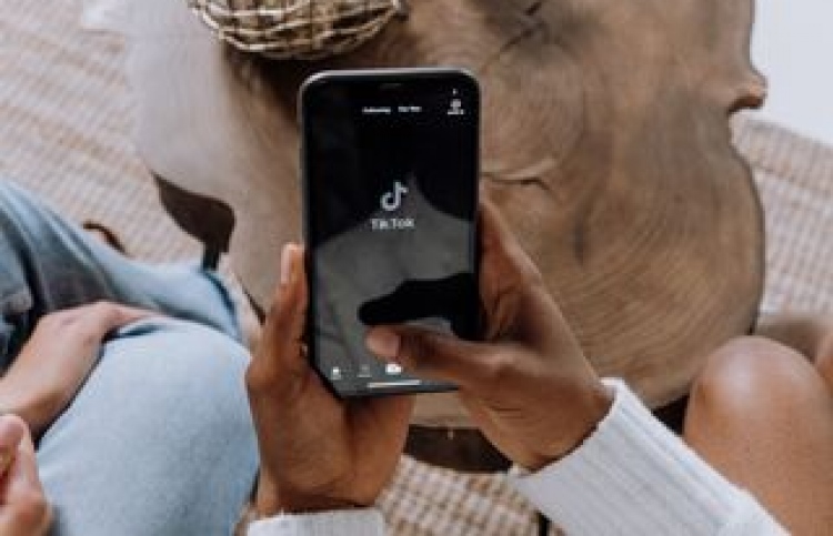 ޓިކްޓޮކްގައި ބަރަހަނާވާ މީހާ 10 ދުވަހަށް ބަންދު