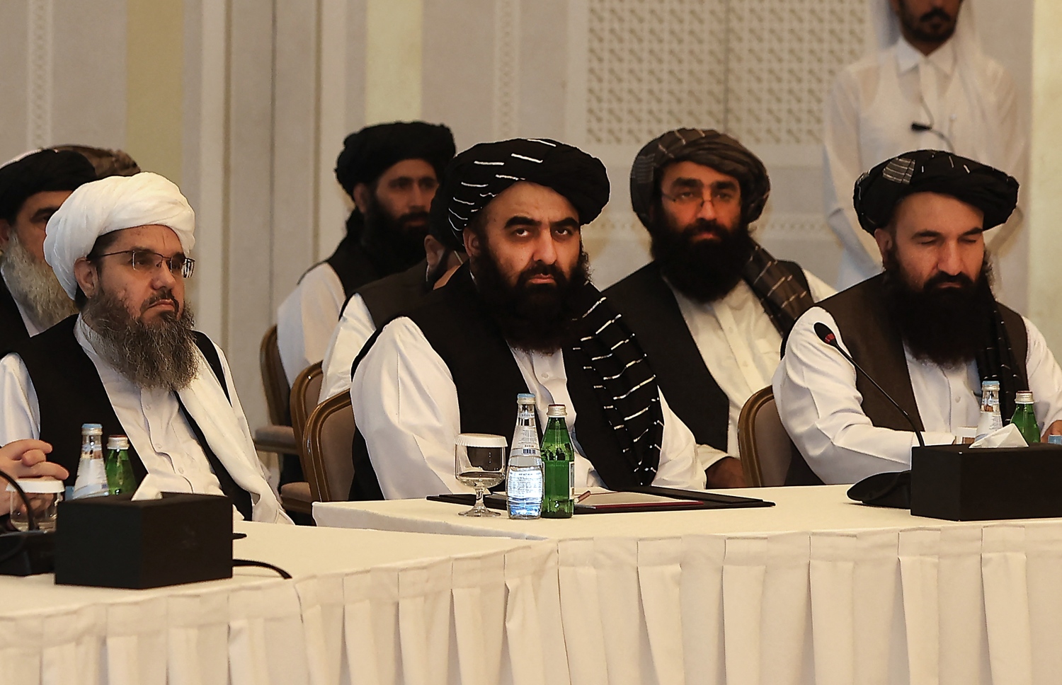 އޮކްޓޫބަރ 12، 2021؛ އަފްގާނިސްތާނުގައި ތާލިބާނުން އެކުލަވައިލި ސަރުކާރާއި ހުޅަނގުގެ ޑިޕްލޮމޭޓުންނާ ދެމެދު މަޝްވަރާ ކުރުމަށް ގަތަރުގެ ދޯހާގައި ބޭއްވި ބައްދަލުވުމުގައި، ތާލިބާނުންގެ މަންދޫބުން ކަމަށްވާ ޝިހާބުއްދީން ދިލްވާރު (ވ)، އަމީރު ޚާން މުއްތަގީ (މ) އާއި ޚައިރުﷲ (ކ) ބައިވެރިވަނީ. --އޭއެފްޕީ