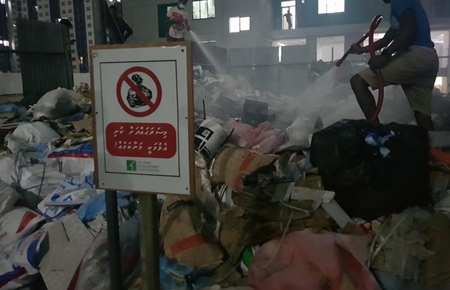 ހިޔާ ފްލެޓް ސަރަހައްދަށް އަޅާފައި ހުރި ކުނިތަކެއްގައި ރޯވެފައިވާ އަލިފާން ނިއްވާލަން ފެން ޖަހަނީ--