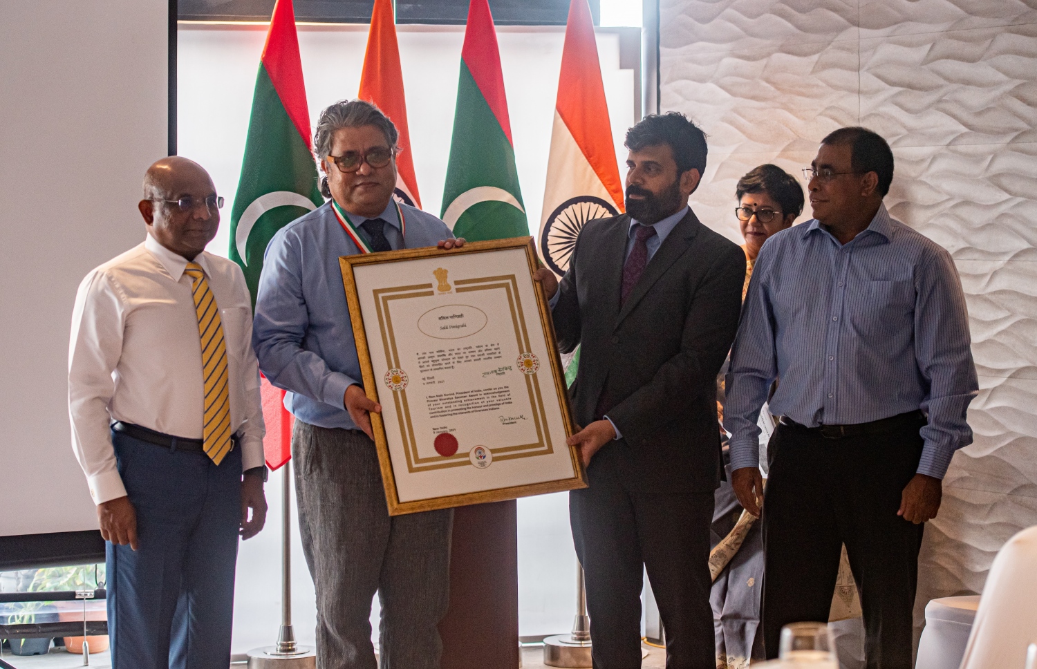 އެޓްމޮސްފިއާ ރިސޯޓްގެ ފައުންޑާ ސަލިލް ޕަނީގްރާހީ: އިންޑިއާ ހައިކޮމިޝަންގައި ބޭއްވި ރަސްމިއްޔާތެއްގައި އިންޑިއާގެ ރައީސް ދެއްވާ ޝަރުވެރި އެވޯޑާ ހަވާލުވަަނީ.