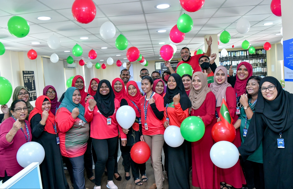 މާލެ: އޮކްޓޯބަރު 13، 2021: ގައުމީ ރޫހުގައި ރަތުގެ ދުވަހެއް: ރާއްޖޭގެ ގައުމީ ޓީމަށް ސަޕޯޓުކުރުމުގެ ގޮތުން އެއާޕޯޓުގެ މުވައްޒަފުންތަކެއް ރަތް ހެދުމުގައި.-- ފޮޓޯތައް: ނިޝާން އަލީ/ މިހާރު