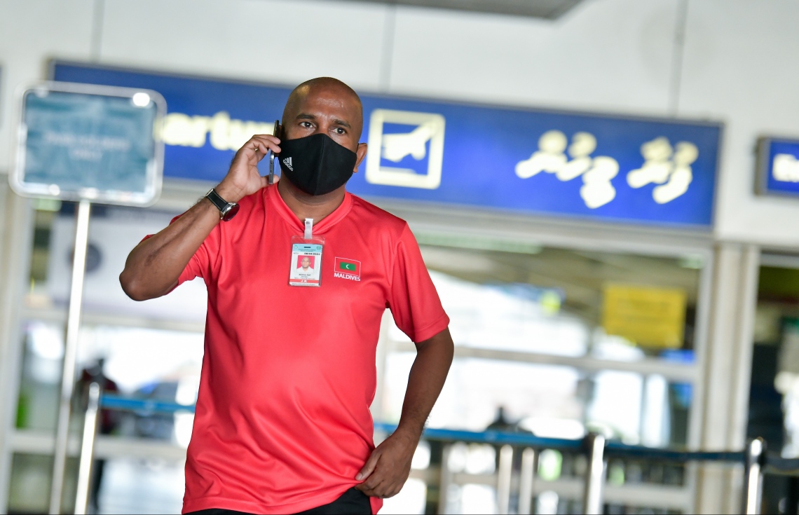 މާލެ: އޮކްޓޯބަރު 13، 2021: ގައުމީ ރޫހުގައި ރަތުގެ ދުވަހެއް: ރާއްޖޭގެ ގައުމީ ޓީމަށް ސަޕޯޓުކުރުމުގެ ގޮތުން އެއާޕޯޓުގެ މުވައްޒަފަކު ރަތް ހެދުމުގައި.-- ފޮޓޯތައް: ފަޔާޒް މޫސާ/ މިހާރު