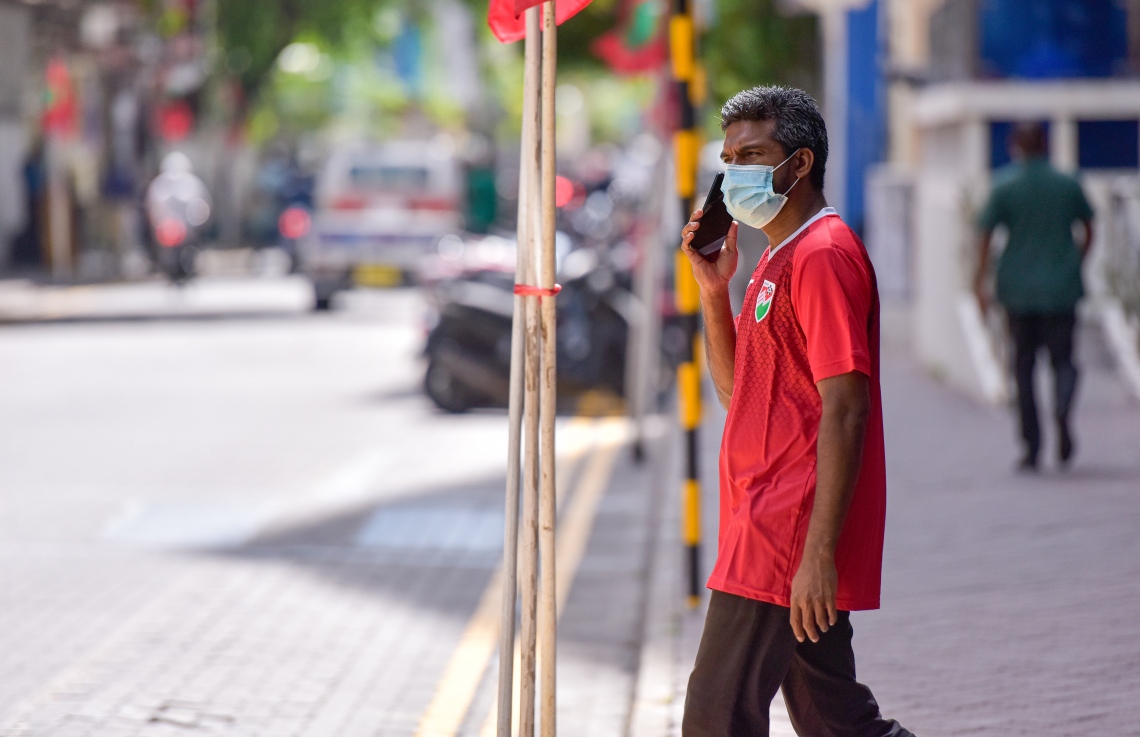 މާލެ: އޮކްޓޯބަރު 13، 2021: ގައުމީ ރޫހުގައި ރަތުގެ ދުވަހެއް: ރާއްޖޭގެ ގައުމީ ޓީމަށް ސަޕޯޓުކުރުމުގެ ގޮތުން މީހަކު ގައުމީ ޖޯޒީގައި.-- ފޮޓޯތައް: ފަޔާޒް މޫސާ/ މިހާރު