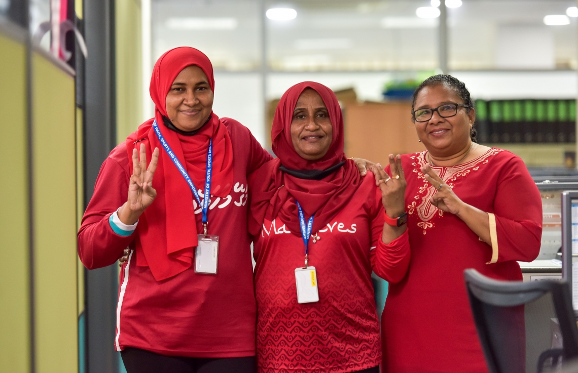 މާލެ: އޮކްޓޯބަރު 13، 2021: ގައުމީ ރޫހުގައި ރަތުގެ ދުވަހެއް: ރާއްޖޭގެ ގައުމީ ޓީމަށް ސަޕޯޓުކުރުމުގެ ގޮތުން މިނިސްޓްރީއެއްގެ މުވައްޒަފުންތަކެއް ރަތް ހެދުމުގައި.-- ފޮޓޯތައް: ފަޔާޒް މޫސާ/ މިހާރު