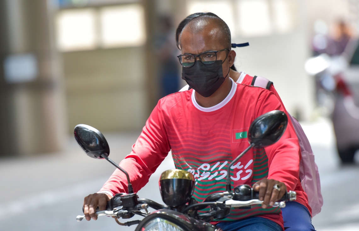 މާލެ: އޮކްޓޯބަރު 13، 2021: ގައުމީ ރޫހުގައި ރަތުގެ ދުވަހެއް: ގައުމީ ޖޯޒީގައި މީހަކު ސައިކަލުގައި.-- ފޮޓޯތައް: ފަޔާޒް މޫސާ /މިހާރު