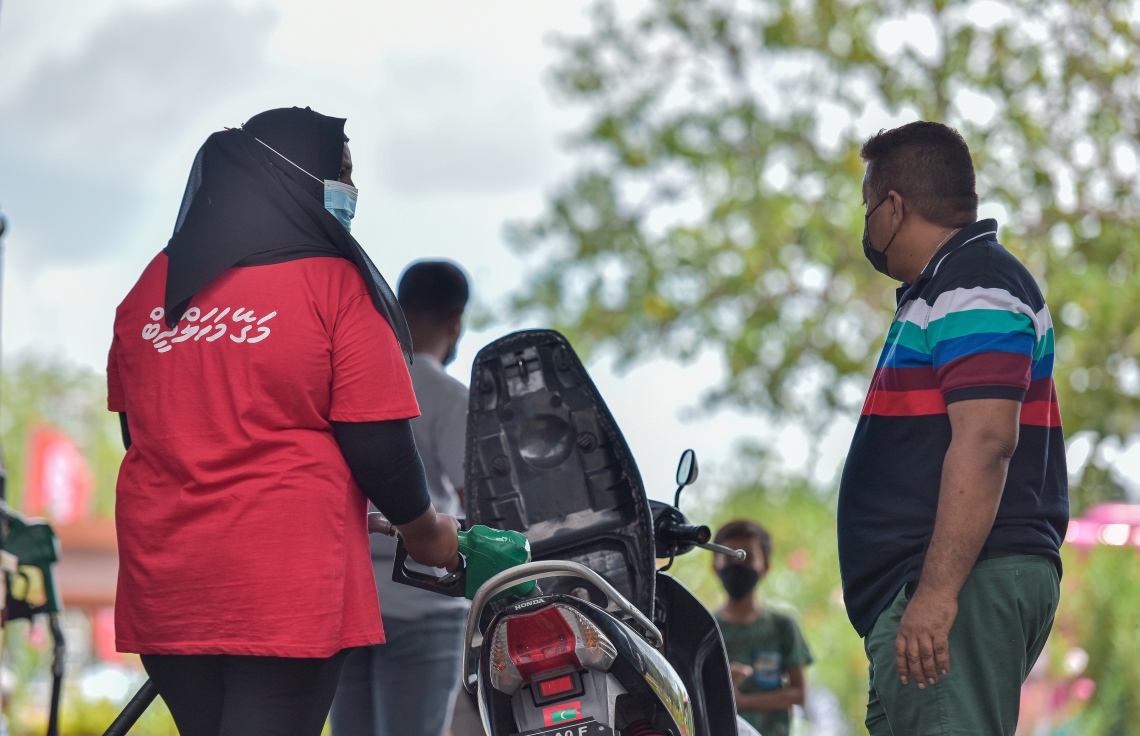 މާލެ: އޮކްޓޯބަރު 13، 2021: ގައުމީ ރޫހުގައި ރަތުގެ ދުވަހެއް: ރާއްޖޭގެ ގައުމީ ޓީމަށް ސަޕޯޓުކުރުމުގެ ގޮތުން އެފްއެސްއެމްގެ މުވައްޒަފުންތަކު ރަތް ހެދުމުގައި މަސައްކަތް ކުރަނީ.-- ފޮޓޯތައް: ފަޔާޒް މޫސާ/ މިހާރު