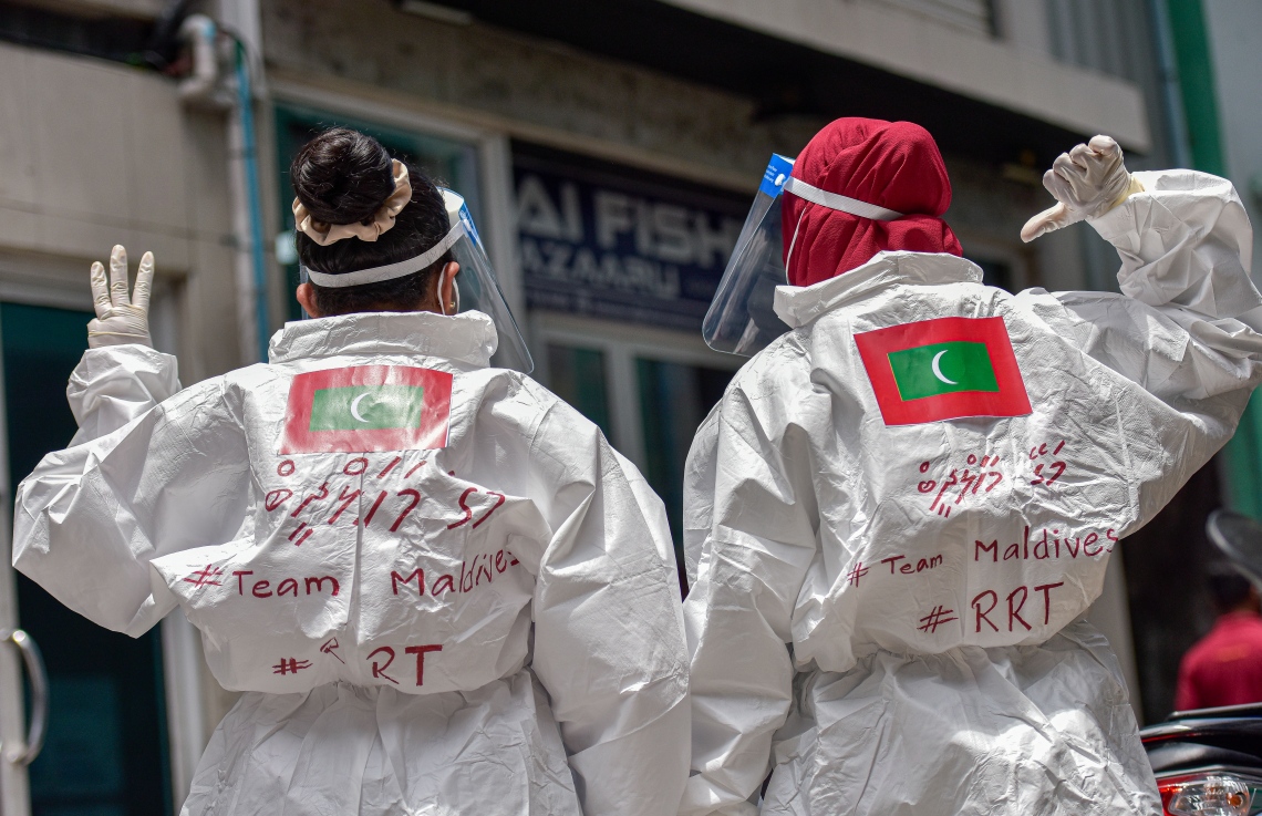 މާލެ: އޮކްޓޯބަރު 13، 2021: ގައުމީ ރޫހުގައި ރަތުގެ ދުވަހެއް: ރާއްޖޭގެ ގައުމީ ޓީމަށް ސަޕޯޓުކުރުމުގެ ގޮތުން އެޗްއީއޯސީގެ މުވައްޒަފުންތަކެއް ގައުމީ ރޫހުގައި މަސައްކަތަށް ނުކުމެ.-- ފޮޓޯތައް: ފަޔާޒް މޫސާ/ މިހާރު