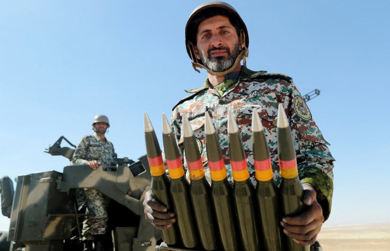 އީރާންގެ އެއްގަމު ސިފައިންގެ ލަޝްކަރާއި އިންގިލާބީ ލަޝްކަރުގެ ސިފައިން އިއްޔެ ބޭއްވި ތަމްރީންތަކެއްގައި ސިފައިންގެ މީހަކު ބޮޑުބަޑީގެ އުންޑަތަކެއް ހިފައިގެން. --އޭއެފްޕީ