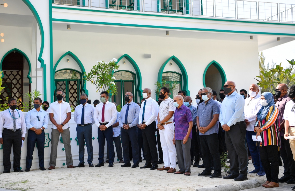 ހުޅުމާލެ - އޮކްޓޯބަރު 13، 2021: ހުޅުމާލޭގައި އެލިއާ އިން އިމާރާތް ކުރި މަސްޖިދު މުހައްމަދު ހުޅުވުމުގެ ރަސްމިއްޔާތުގައި ދައުލަތުގެ ބައެއް އިސްވެރިން. --ފޮޓޯ:ރައީސް އޮފީސް