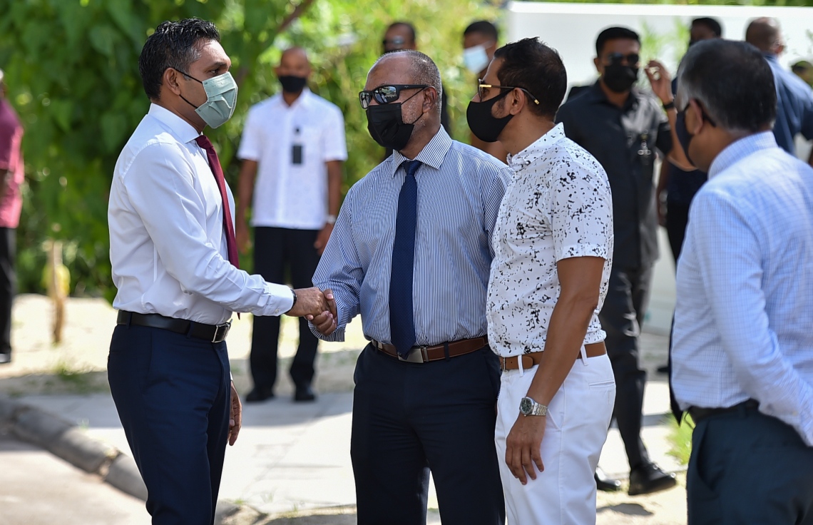 ހުޅުމާލެ - އޮކްޓޯބަރު 13، 2021: ހުޅުމާލޭގައި އެލިއާ އިން އިމާރާތް ކުރި މަސްޖިދު މުހައްމަދު ހުޅުވުމުގެ ރަސްމިއްޔާތަށް ނައިބް ރައީސް ފައިސަލް ނަސީމް ވަޑައިގެން އިސްލާމިކް މިނިސްޓަރާ ސަލާމް ކުރައްވަނީ. --ފޮޓޯ:ރައީސް އޮފީސް