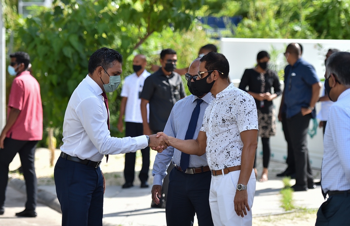 ހުޅުމާލެ - އޮކްޓޯބަރު 13، 2021: ހުޅުމާލޭގައި އެލިއާ އިން އިމާރާތް ކުރި މަސްޖިދު މުހައްމަދު ހުޅުވުމުގެ ރަސްމިއްޔާތަށް ނައިބް ރައީސް ފައިސަލް ނަސީމް ވަޑައިގެން އެލިއާގެ އިސްވެރިއަކާ ސަލާމް ކުރައްވަނީ. --ފޮޓޯ:ރައީސް އޮފީސް
