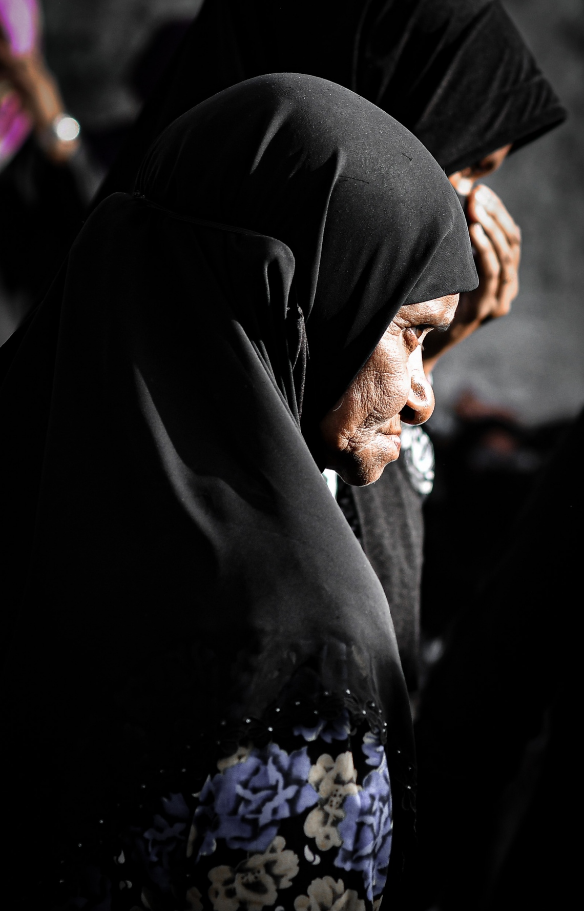 ދަނގެތި: އޮކްޓޯބަރު 15، 2021- މި ރަށުގައި އިހާނެތިކޮށް މަރާލައި އެއްލާލާފައި އޮއްވައި ފެނުނު ވިޔަފާރިވެރިޔާ މަހުމޫދު އަބޫބަކުރުގެ ޖަނާޒާގެ ތެރެެއިން.-- ފޮޓޯ: ނިޝާން އަލީ/ މިހާރު