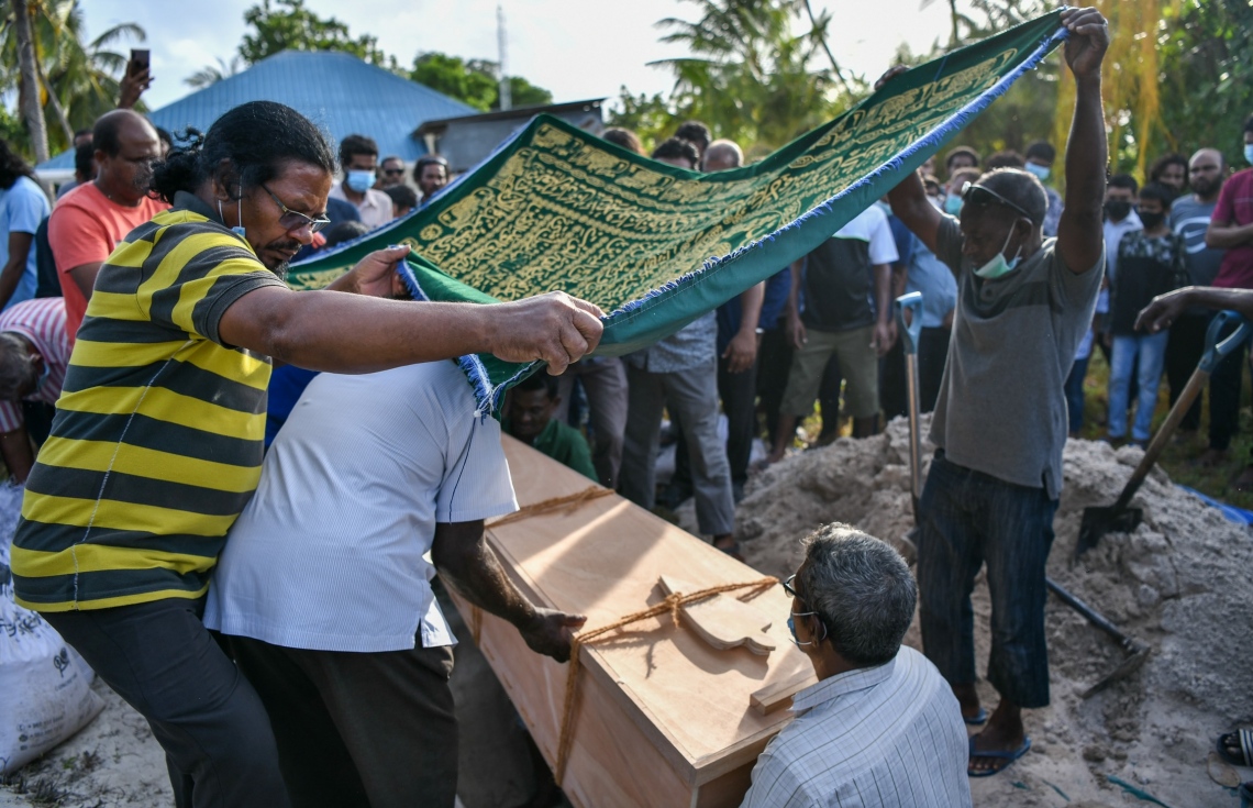 ދަނގެތި: އޮކްޓޯބަރު 15، 2021- މި ރަށުގައި އިހާނެތިކޮށް މަރާލައި އެއްލާލާފައި އޮއްވައި ފެނުނު ވިޔަފާރިވެރިޔާ މަހުމޫދު އަބޫބަކުރުގެ ޖަނާޒާގެ ތެރެެއިން.-- ފޮޓޯ: ނިޝާން އަލީ/ މިހާރު