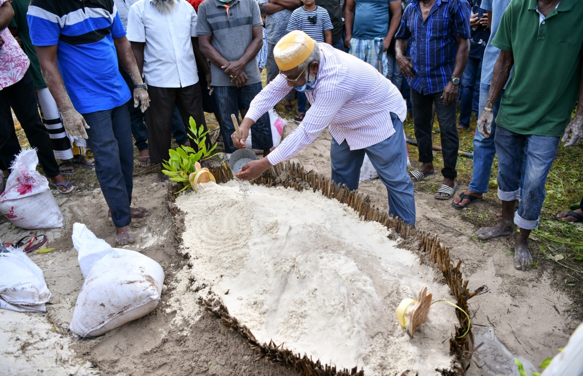 ދަނގެތި: އޮކްޓޯބަރު 15، 2021- މި ރަށުގައި އިހާނެތިކޮށް މަރާލައި އެއްލާލާފައި އޮއްވައި ފެނުނު ވިޔަފާރިވެރިޔާ މަހުމޫދު އަބޫބަކުރުގެ ޖަނާޒާގެ ތެރެެއިން.-- ފޮޓޯ: ނިޝާން އަލީ/ މިހާރު