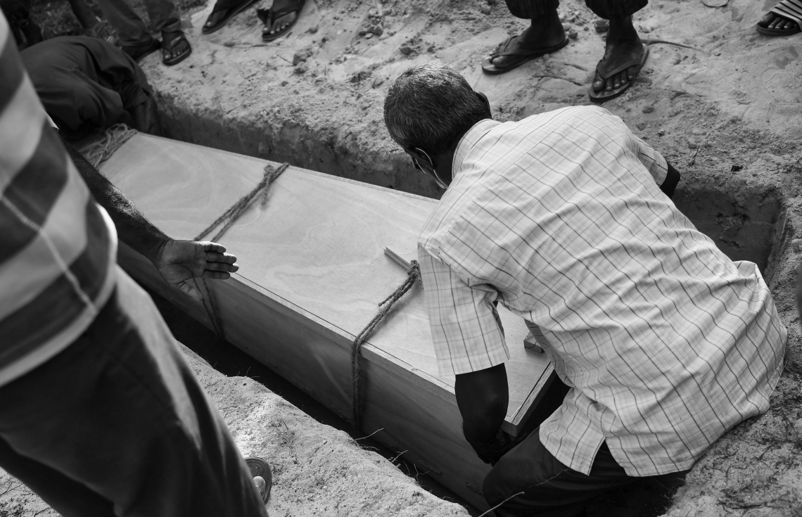 ދަނގެތި: އޮކްޓޯބަރު 15، 2021- މި ރަށުގައި އިހާނެތިކޮށް މަރާލައި އެއްލާލާފައި އޮއްވައި ފެނުނު ވިޔަފާރިވެރިޔާ މަހުމޫދު އަބޫބަކުރުގެ ޖަނާޒާގެ ތެރެެއިން.-- ފޮޓޯ: ނިޝާން އަލީ/ މިހާރު