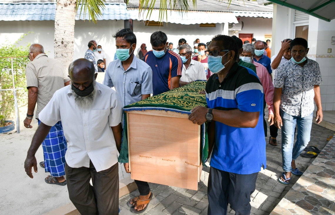 ދަނގެތި: އޮކްޓޯބަރު 15، 2021- މި ރަށުގައި އިހާނެތިކޮށް މަރާލައި އެއްލާލާފައި އޮއްވައި ފެނުނު ވިޔަފާރިވެރިޔާ މަހުމޫދު އަބޫބަކުރުގެ ޖަނާޒާގެ ތެރެެއިން.-- ފޮޓޯ: ނިޝާން އަލީ/ މިހާރު