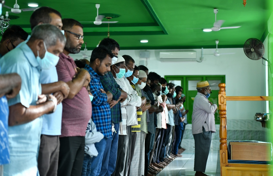 ދަނގެތި: އޮކްޓޯބަރު 15، 2021- މި ރަށުގެ ވިޔަފާރިވެރިޔާ މަހުމޫދު އަބޫބަކުރުގެ މައްޗަށް ކަށުނަމާދު ކުރަނީ.-- ފޮޓޯ: ނިޝާން އަލީ/ މިހާރު