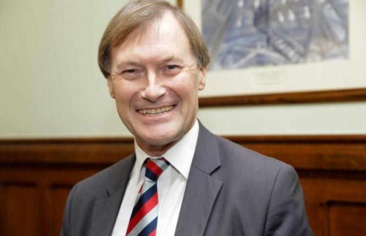 ވަޅިން ހަމަލާދީ އިނގިރޭސި އެމްޕީއަކު އަވަހާރަކޮށްލައިފި