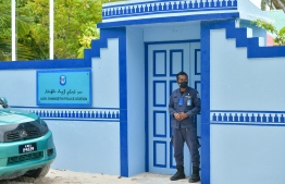 (FILE) A police officer stands outside the Dhangethi Police Station on October 16, 2021: the tourists had reported the scam case to the Dhangethi Police Station on February 12, 2022 -- Photo: Nishan Ali / Mihaaru