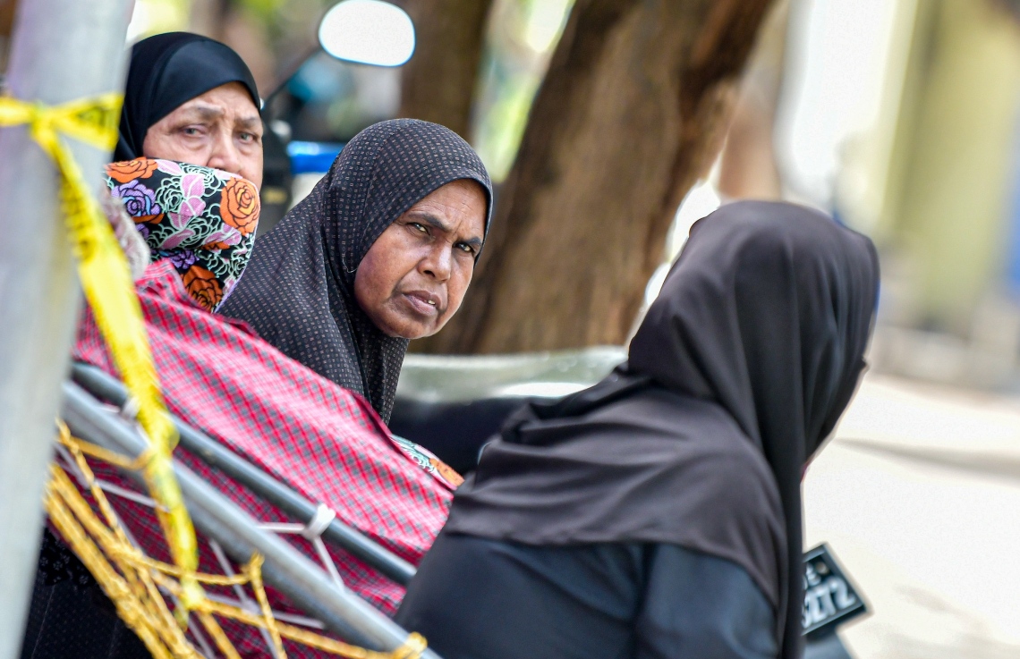 ދަނގެތި- އޮކްޓޯބަރު 16، 2021: އދ. ދަނގެތީގައި ވިޔަފާރިވެރިޔާ މަހުމޫދު އަބޫބަކުރު މަރައިލި މައްސަލައިގެ ތުހުމަތަށް ފުލުހުން ދަނގެތި ނެދުންގެ ބަލައި ފާސްކުރި ވަގުތު އެސަރަހައްދަށް އެއްވި ބައެއް މީހުން--. ފޮޓޯ: ނިޝާން އަލީ/ މިހާރު