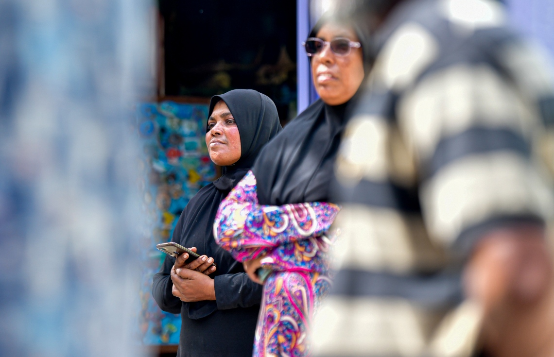 ދަނގެތި- އޮކްޓޯބަރު 16، 2021: އދ. ދަނގެތީގައި ވިޔަފާރިވެރިޔާ މަހުމޫދު އަބޫބަކުރު މަރައިލި މައްސަލައިގެ ތުހުމަތަށް ފުލުހުން ދަނގެތި ނެދުންގެ ބަލައި ފާސްކުރަނީ--. ފޮޓޯ: ނިޝާން އަލީ/ މިހާރު