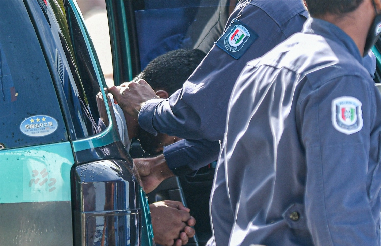 ކުށެއްގެ ތުހުމަތުގައި މީހަކު ހައްޔަރުކޮށް ގެންދަނީ --- ފޮޓޯ/މިހާރު