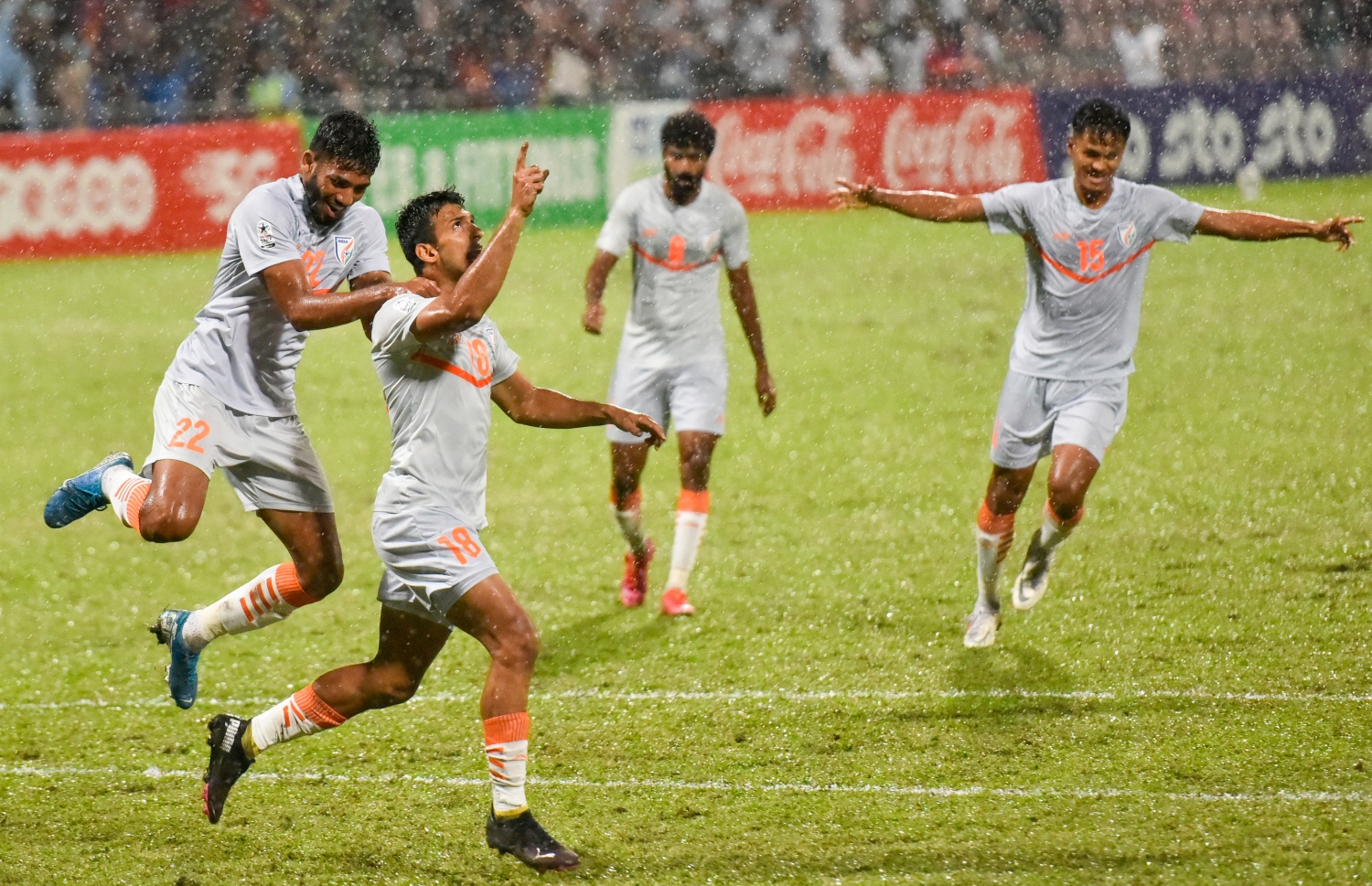 ސާފް ޗެމްޕިއަންޝިޕް ފައިނަލް މެޗުގައި ލަނޑު ޖެހުމަށް ފަހު އިންޑިއާގެ ކުޅުންތެރިން އުފާފާޅު ކުރަނީ --- ފޮޓޯ: ފަޔާޒު މޫސާ | މިހާރު