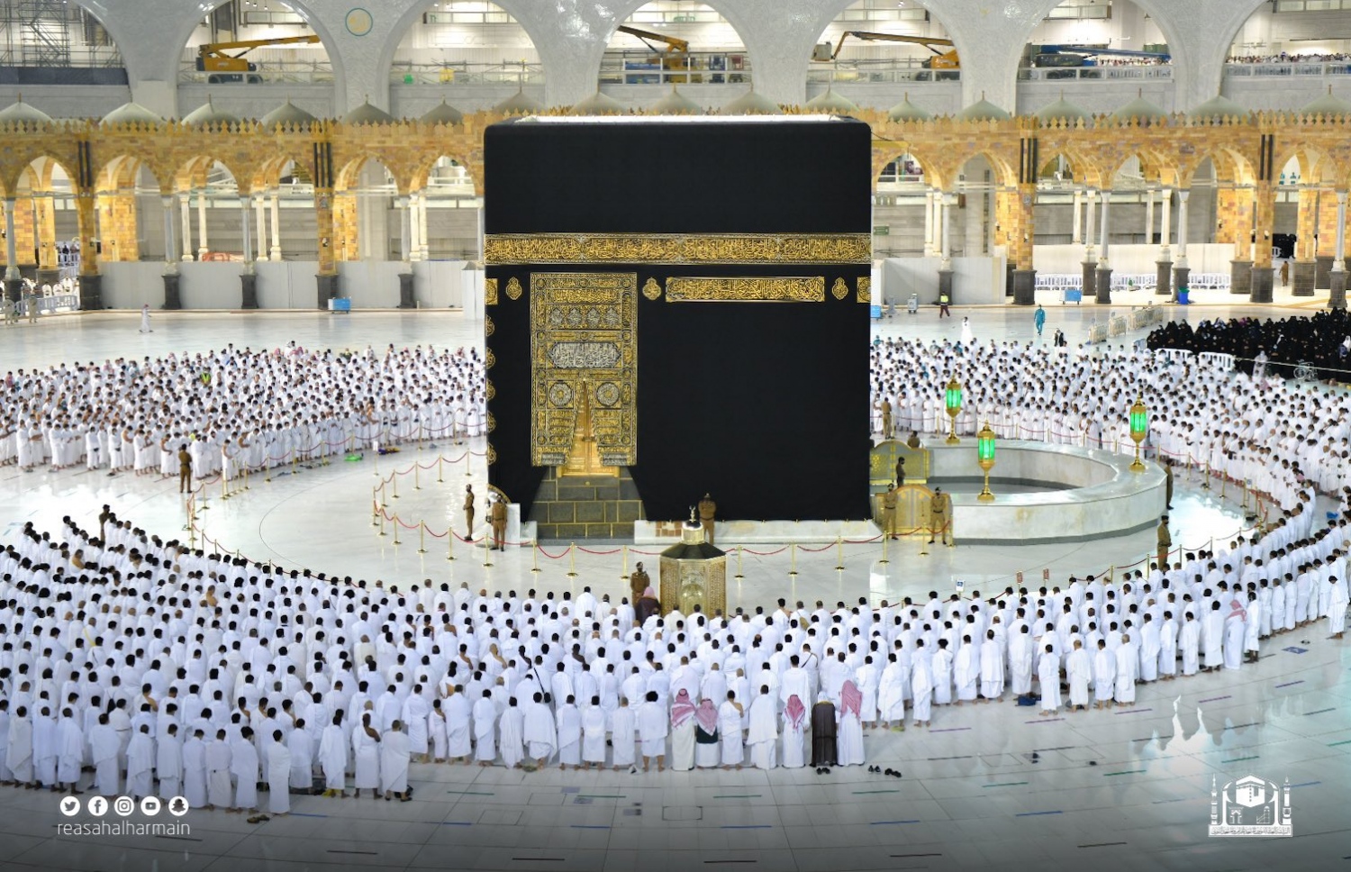 ގެގުޅުގެ ވަށައިގެން ނަމާދަށްސަފު ހަދާފައި. ސޯޝަލް ޑިސްޓެންސިން މިހާރު ވަނީ އުވާލައިފައި. ފޮޓޯ: ހަރަަމައިން ޝަރީފައިން