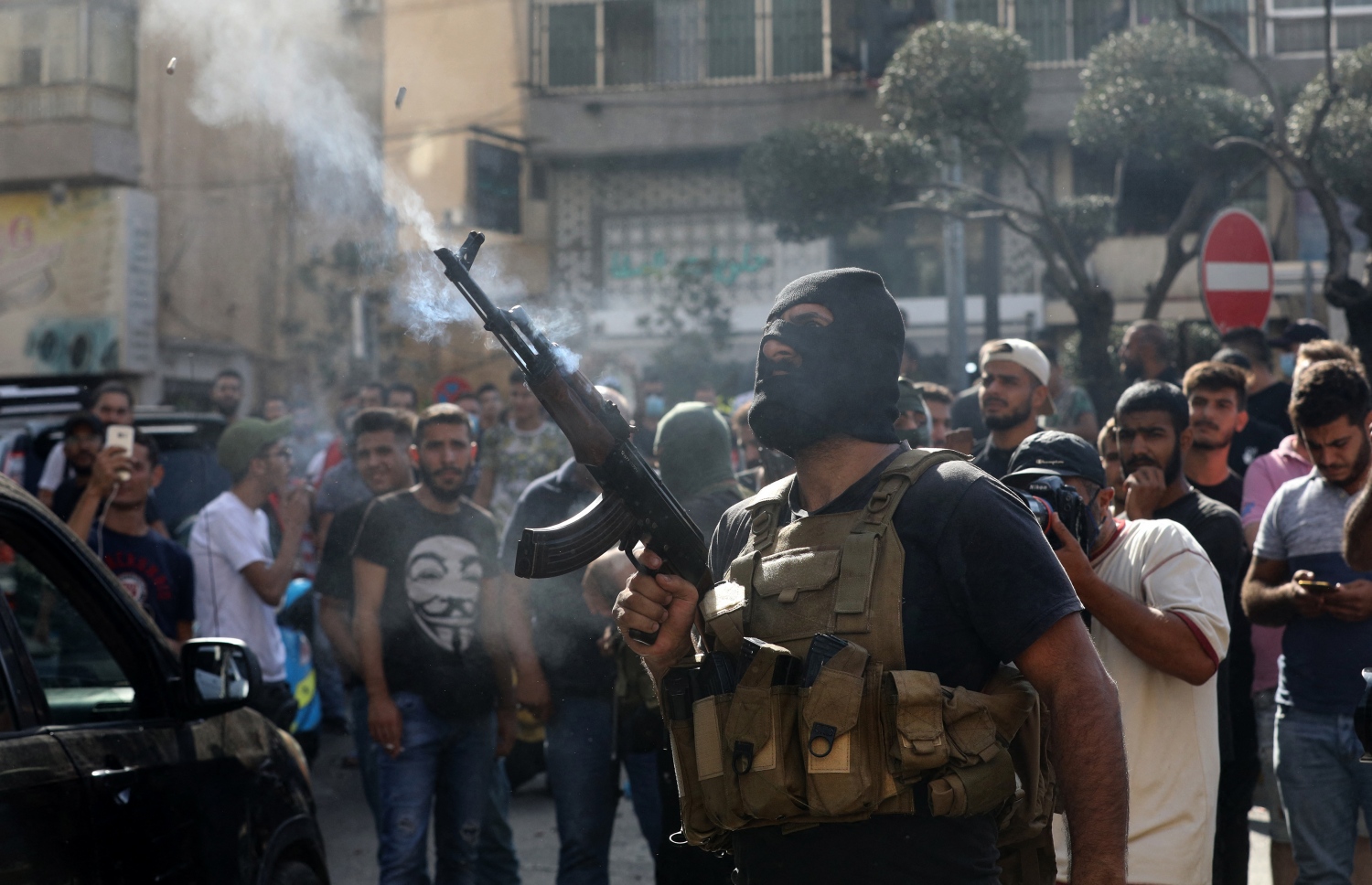 އޮކްޓޫބަރު 15، 2021؛ ލުބުނާންގެ ވެރިރަށް ބެއިރޫތުގައި ހިޒްބުﷲ ޖަމާއަތުން ބޭއްވި އެއްވުމެއްގެ ތެރެއަށް ބަޔަކު ބަޑިން ހަމަލާ ދިނުމާ ގުޅިގެން މަރުވި މީހުންގެ ޖަނާޒާ ކުރިއަށް ދިޔައިރު، ހިޒްބުﷲ ޖަމާއަތުގެ ހަނގުރާމަވެރިން ހަތިޔާރު ހިފައިގެން ބައިވެރިވަނީ. --އޭއެފްޕީ