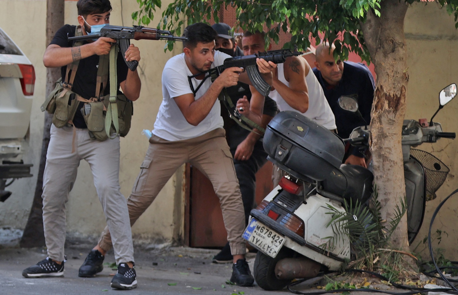 އޮކްޓޫބަރު 14، 2021؛ ލުބުނާންގެ ވެރިރަށް ބެއިރޫތުގައި ހިޒްބުﷲ ޖަމާއަތުން ބޭއްވި އެއްވުމެއްގެ ތެރެއަށް ބަޔަކު ބަޑިން ހަމަލާ ދިނުމާ ގުޅިގެން، ހިޒްބުﷲގެ ހަނގުރާމަވެރިން ރައްދުގައި ހަމަލާ ދެނީ. --އޭއެފްޕީ