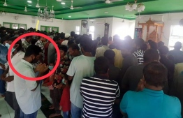 މަހުމޫދުގެ ކަށު ނަމާދަށް އޭނާ މަރާލި މައްސަލައިގައި ތުހުމަތު ކުރެވޭ މުހައްމަދު ސާލިމް މިސްކިތަށް ގޮސް -- ފޮޓޯ: ކިޔުންތެރިއެއް