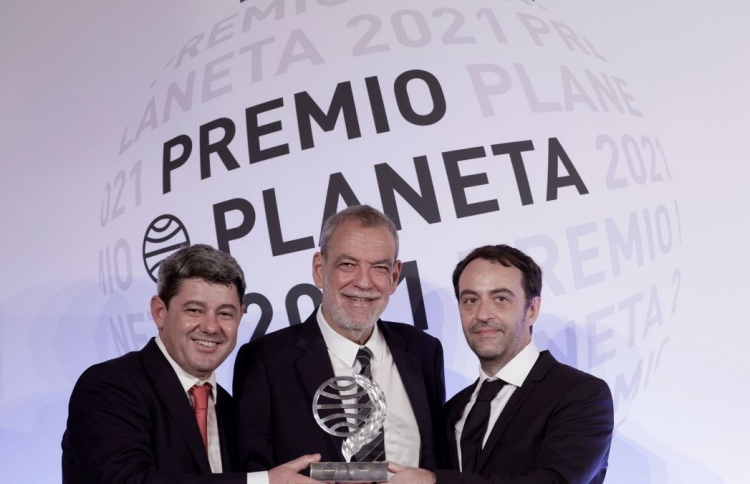 އަންހެނެއް ކަމަށް ހީކުރި ލިޔުންތެރިޔާ އަކީ ތިން ފިރިހެނުން