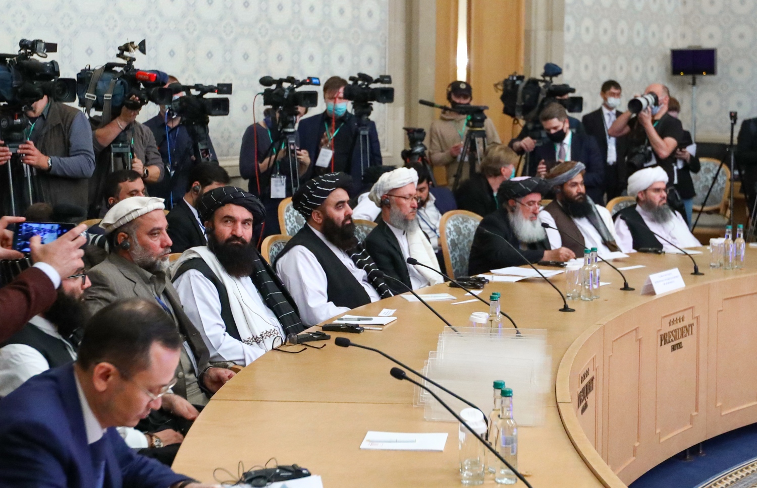 އަފްގާނިސްތާނާ ގުޅޭ ގޮތުން ރަޝިޔާގެ ވެރިރަށް މޮސްކޯގައި ބޭއްވި ބައިނަލްއަގުވާމީ ބައްދަލުވުމުގައި، އަފްގާނުގެ ވަގުތީ ސަރުކާރުގެ ބޮޑުވަޒީރުގެ ނާއިބު އަބްދުއްސަލާމް ހަނަފީ (ކ-4) ތާލިބާނުންގެ ވަފްދު ބައިވެރިވަނީ. --އޭއެފްޕީ