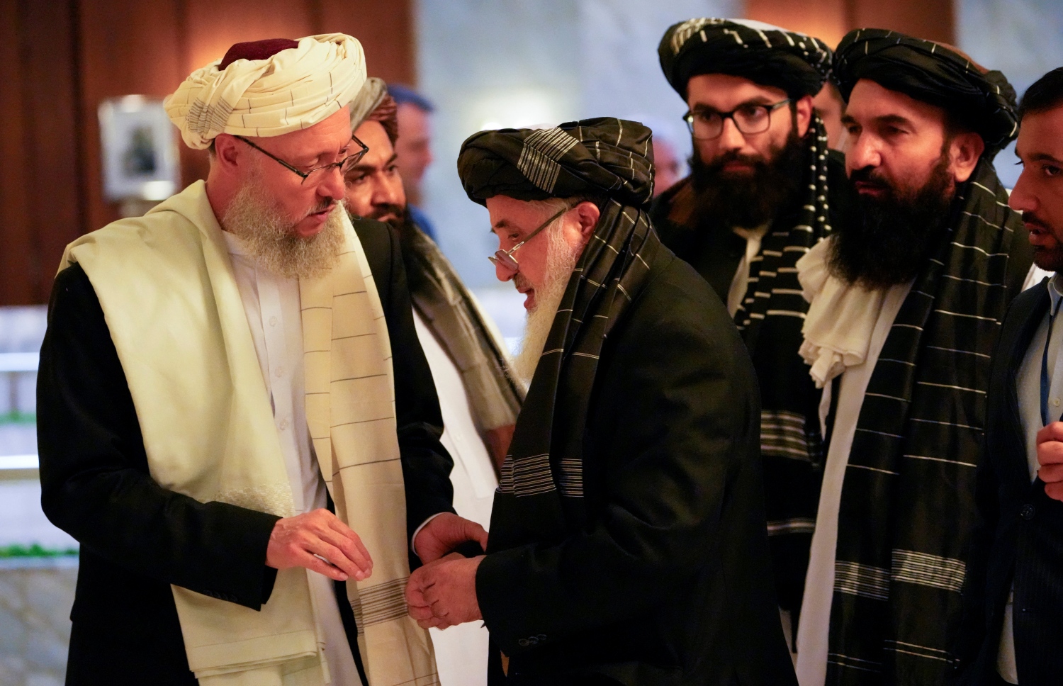 އަފްގާނިސްތާނާ ގުޅޭ ގޮތުން ރަޝިޔާގެ ވެރިރަށް މޮސްކޯގައި ބޭއްވި ބައިނަލްއަގުވާމީ ބައްދަލުވުމުގައި، އަފްގާނުގެ ވަގުތީ ސަރުކާރުގެ ބޮޑުވަޒީރުގެ ނާއިބު އަބްދުއްސަލާމް ހަނަފީ (ވ) އާއި ހާރިޖީ ވަޒީރު އަމީރު މުއްތަގީ ޚާން ވާހަކަ ދައްކަވަނީ. --އޭއެފްޕީ