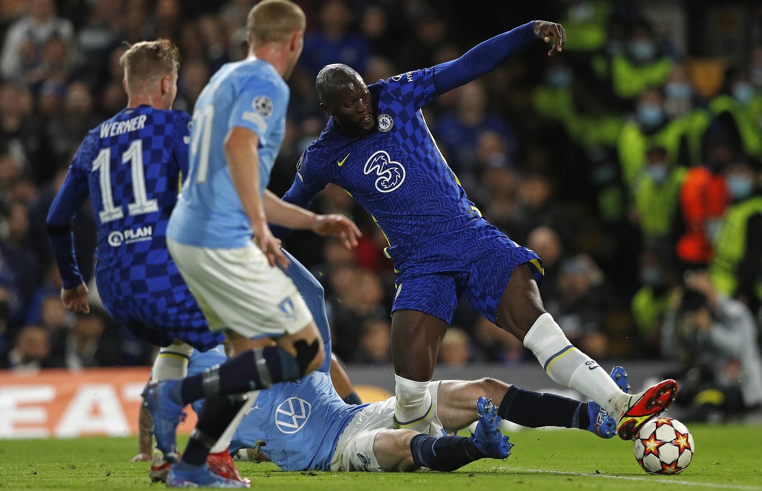 ލުކާކޫ ގޯލު ޖަހަން އުޅުނު ވަގުތު އޭނާ ހުއްޓުވަން މަލްމޯގެ ޑިފެންޑަރު ލާސޭ ނީލްސަން ޓެކްލް ކުރަނީ: މި ޓެކްލްގައި އަނިޔާވެގެން ލުކާކޫ ވަނީ ބަދަލު ކޮށްފައި. -- ފޮޓޯ: އޭއެފްޕީ